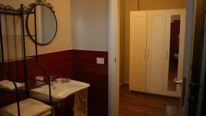 Een douche, gratis toiletartikelen, een haardroger, een bidet