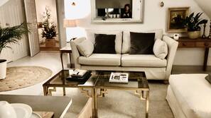 Flat-screen TV, Netflix, DVD player, books