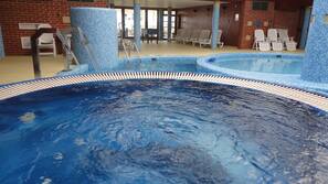 Innenpool, Außenpool, Sonnenschirme, Liegestühle