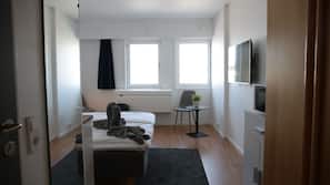 Luxe beddengoed, een bureau, verduisterende gordijnen