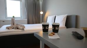 Luxe beddengoed, een bureau, verduisterende gordijnen
