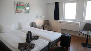 Luxe beddengoed, een bureau, verduisterende gordijnen