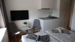 Luxe beddengoed, een bureau, verduisterende gordijnen