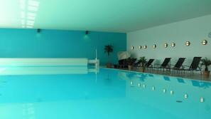 2 Innenpools, geöffnet von 07:00 Uhr bis 21:30 Uhr, Sonnenschirme