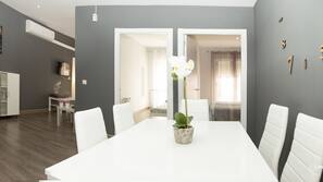 Tabla de planchar con plancha, wifi gratis, ropa de cama