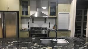 Full-sized fridge, microwave, oven, hob