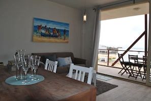 Luxury Apartment, 2 Bedrooms, Ocean View | In-room dining