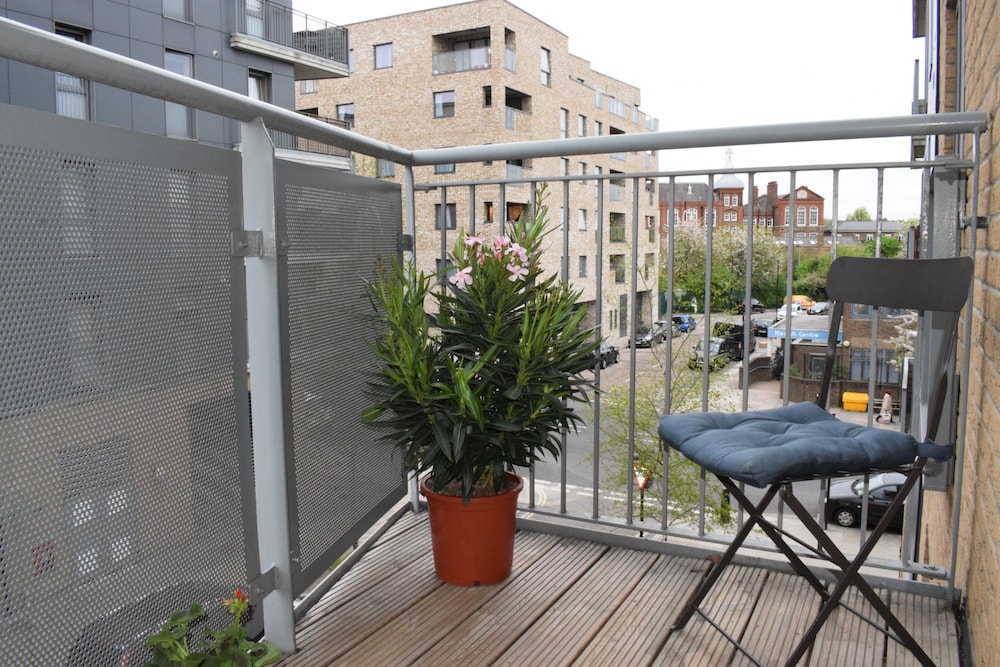 1 Bedroom Flat With Balcony In Camden Town In London Hotel