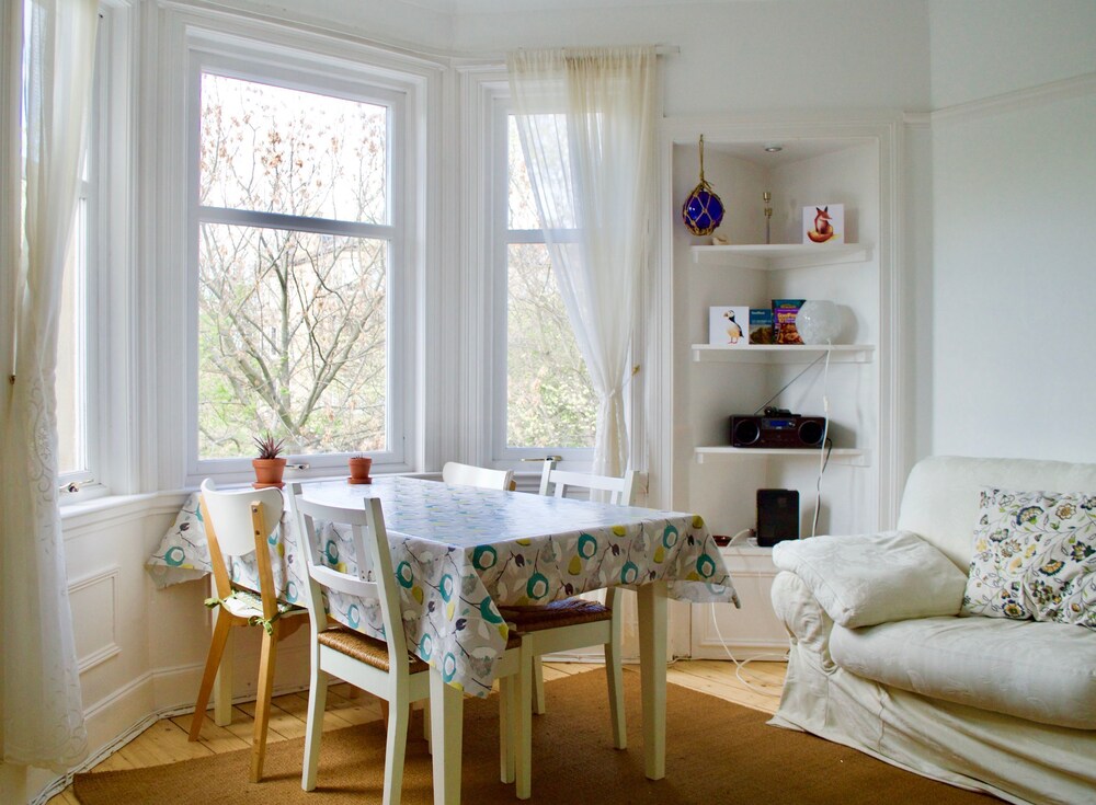 2 Bedroom Flat By The Water Of Leith In Edinburgh Hotel