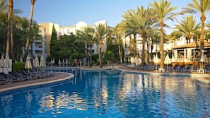 Indoor pool, 4 outdoor pools, pool umbrellas, pool loungers