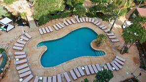 Innenpool, 4 Außenpools, Sonnenschirme, Liegestühle