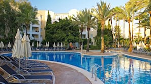 Indoor pool, 4 outdoor pools, pool umbrellas, pool loungers