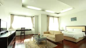 In-room safe, blackout drapes, free WiFi