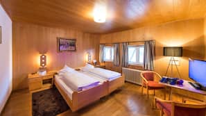 Hypo-allergenic bedding, in-room safe, free WiFi