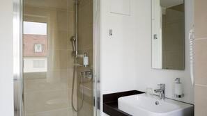 Dusche, kostenlose Toilettenartikel, Haartrockner, Handtücher