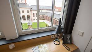Zimmersafe, Schreibtisch, kostenloses WLAN, Bettwäsche
