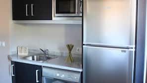 Frigorífico grande, microondas, placa de cocina y lavavajillas