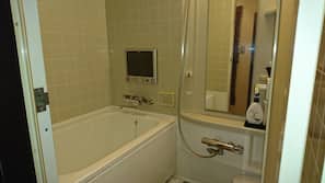 Combined shower/tub, jetted tub, free toiletries, electronic bidet