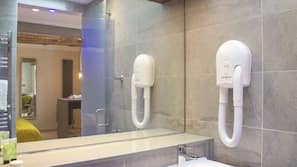 Shower, rainfall showerhead, free toiletries, hair dryer