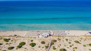 Spiaggia privata, sabbia bianca, lettini da mare, ombrelloni