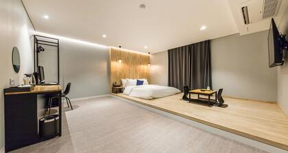 Hotel U