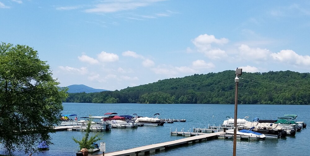 Lake Chatuge Country Cottages Little Red FREE WiFi, Parking & Prem