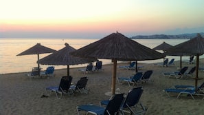 Plage à proximité, chaises longues, parasols, 15 bars de plage
