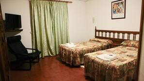 Cortinas opacas, wifi gratis, ropa de cama