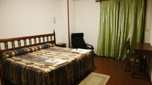 Cortinas opacas, wifi gratis, ropa de cama