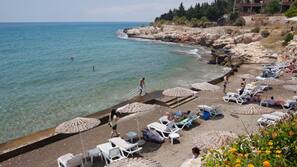 Privatstrand, Liegestühle, Sonnenschirme, Strandbar