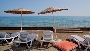 Privatstrand, Liegestühle, Sonnenschirme, Strandbar