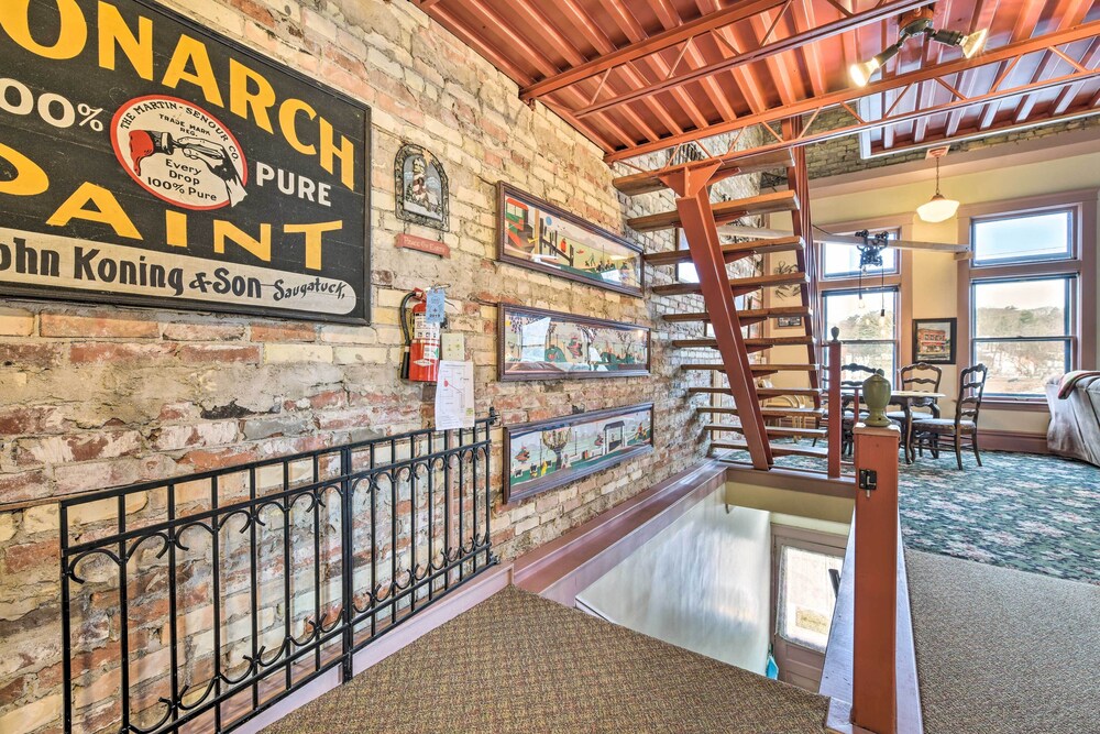 Historic Downtown Saugatuck Loft Apartment!