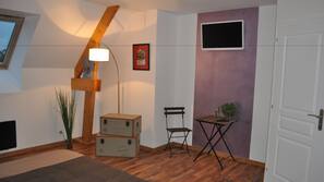 1 bedroom, premium bedding, desk, free WiFi
