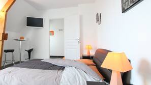 1 bedroom, premium bedding, desk, free WiFi
