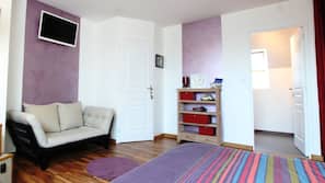 1 bedroom, premium bedding, desk, free WiFi