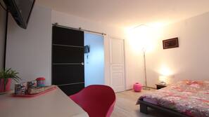 1 bedroom, premium bedding, desk, free WiFi