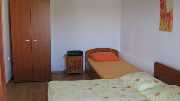 1 chambre, fer et planche à repasser, accès Internet, draps fournis