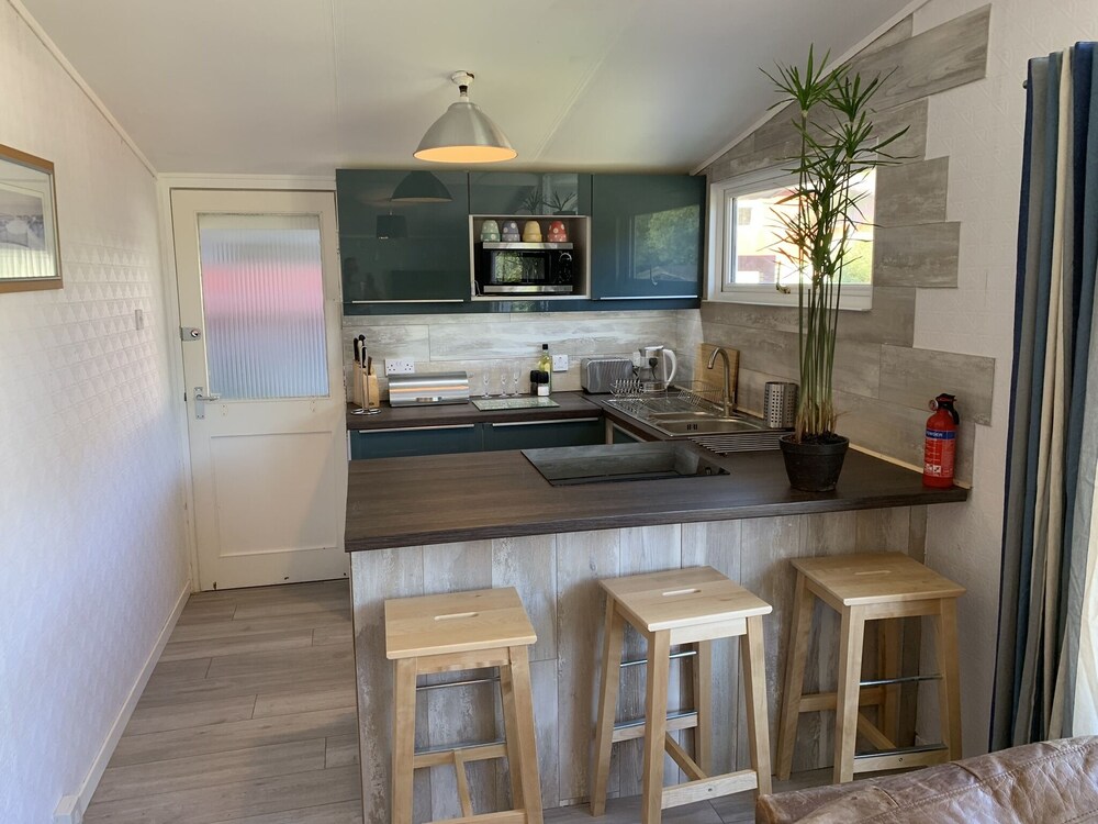 5 Bed Chalet NEWLY REFURBISHED Erw Porthor, Happy Valley Tywyn