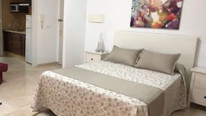 2 bedrooms, blackout drapes, rollaway beds, free WiFi