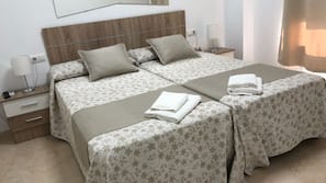 2 bedrooms, blackout drapes, rollaway beds, free WiFi