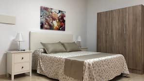2 bedrooms, blackout drapes, rollaway beds, free WiFi