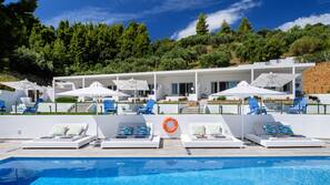 Piscine extérieure, parasols de plage, chaises longues