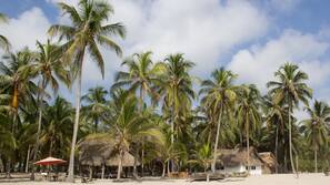 Ubicación a pie de playa, arena blanca y cabañas de uso gratuito