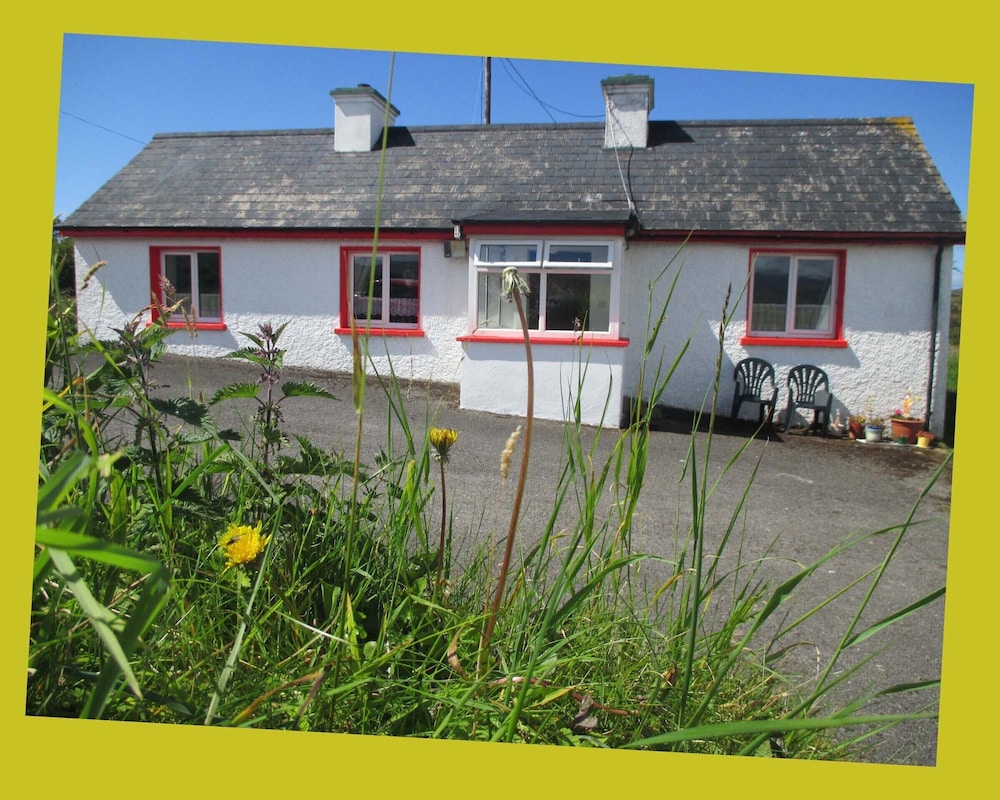 Traditional Cottage With Lake View Near the Atlantic Ocean in Lettermacaward, Ireland