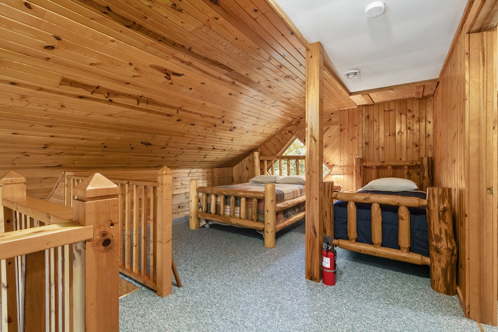 Family Friendly Lake Home with level lot & Large game Rm, Dog friendly