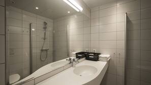 Douche, articles de toilette gratuits, sèche-cheveux