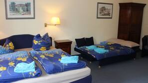 1 Schlafzimmer, hochwertige Bettwaren, Schreibtisch