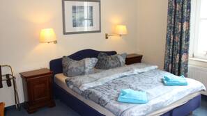 1 Schlafzimmer, hochwertige Bettwaren, Schreibtisch