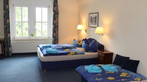 1 Schlafzimmer, hochwertige Bettwaren, Schreibtisch