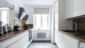 Grand réfrigérateur, micro-ondes, four, fourneau de cuisine